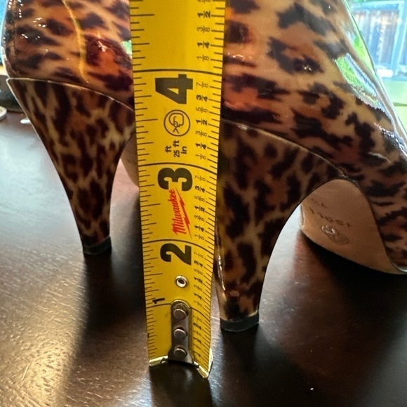 Isola Shoes Heels Cheetah Print Pumps Tan Brown Chain Animal Leopard Print 7.5 - Picture 15 of 16